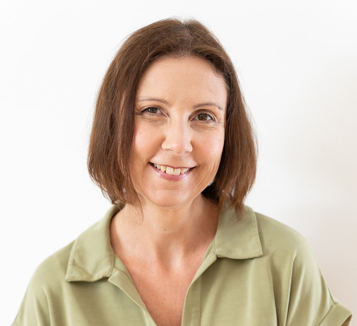 Frau mit dunklem Haar in grünem Kleid